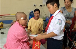Valleysa tặng quà Trung thu cho trẻ em bệnh viện K Tân Triều
